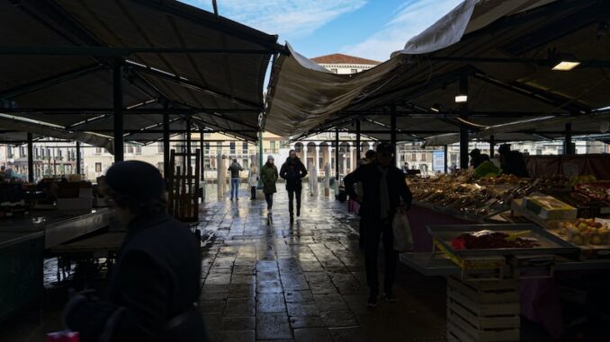 uploaded-image-teknoloji-ve-online-tatil-rezervasyonlari-1697892541451